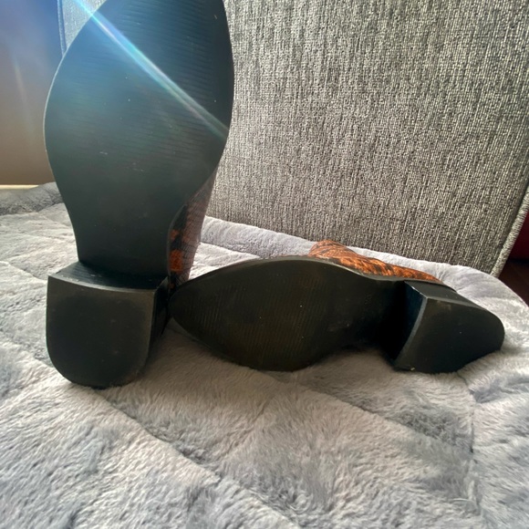 Size 6 booties - Picture 3 of 3